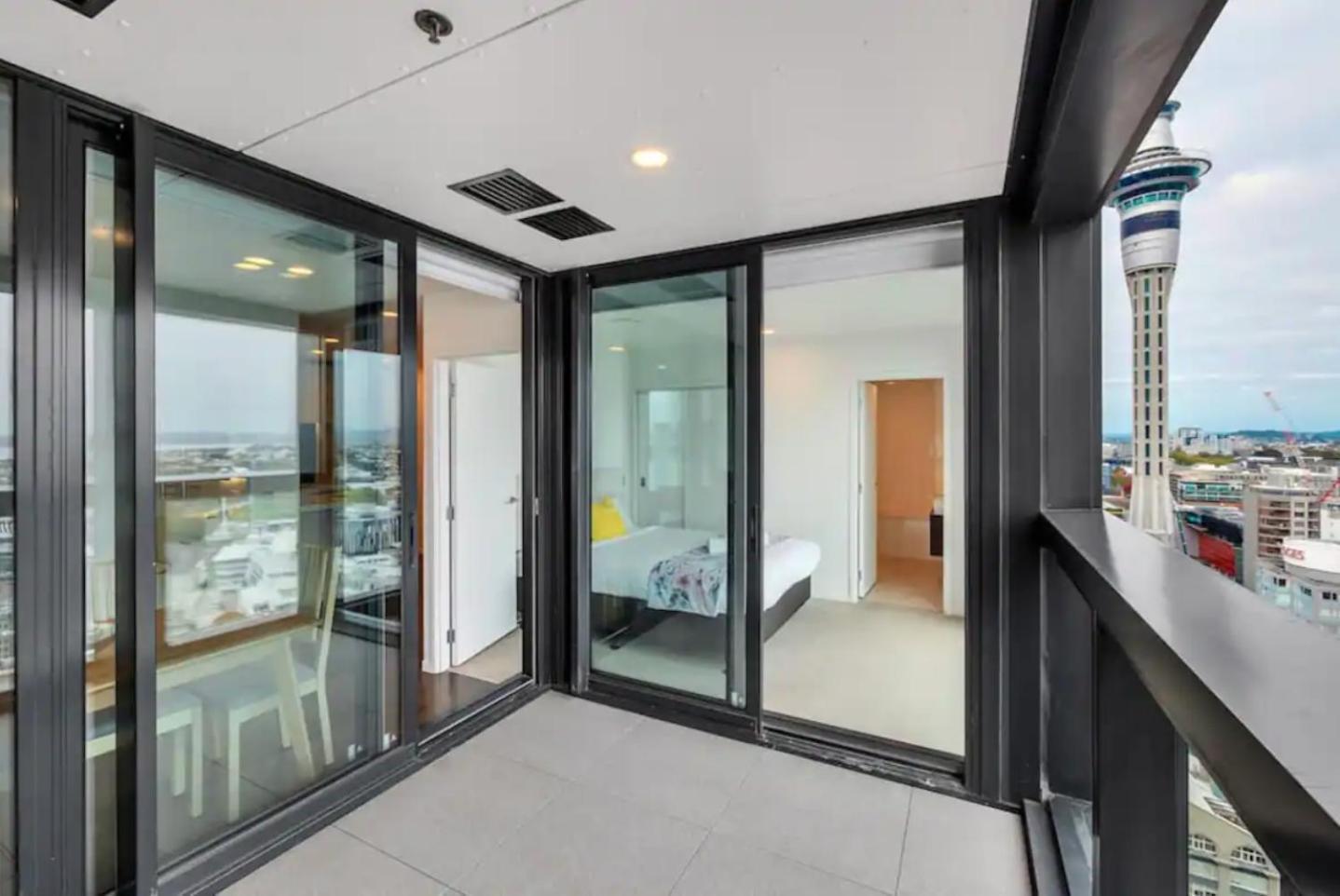 Top Floor Harbour View And Skytower View Apartment In Cbd Auckland Exterior photo