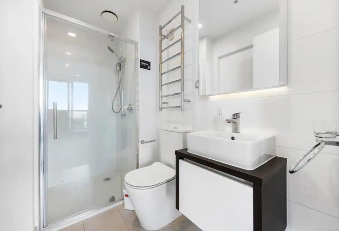Top Floor Harbour View And Skytower View Apartment In Cbd Auckland Exterior photo